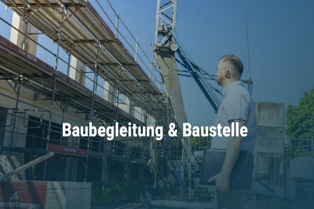Ein Bild mit einem blauen Verlauf, Marcus guckt von rechts auf eine baustelle links. Auf der Kachel steht der Text Baubegleitung & Baustelle