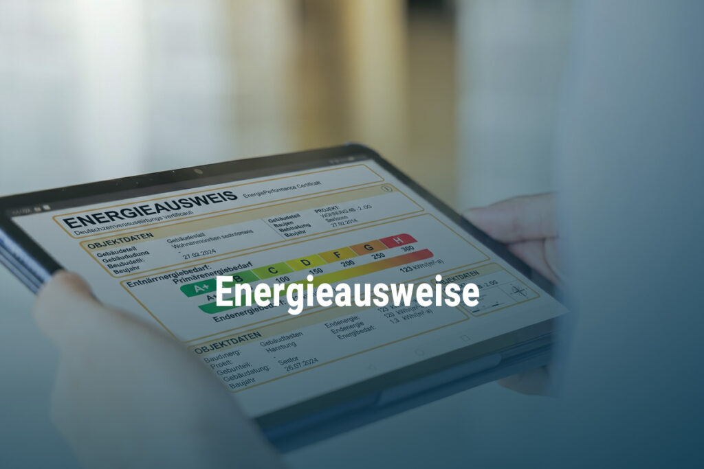 Leistungsbild. man sieht ein Tablet mit einem Grundriss. Über dem Bild erstreckt sich ein blauer Verlauf und als HEadline steht Energieausweise