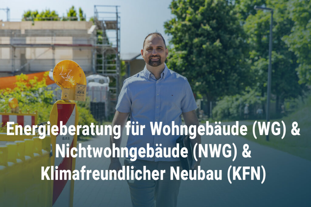 Ein Bild mit einem blauen VErlauf, Marcus kommt auf den betrachgter hinzu und im Hintergrund sieht man eine BAustelle. Auf der Kachel steht der Text Energieberatung für Wohngebäude (WG) & Nichtwohngebäude (NWG) & Klimafreundlicher Neubau (KFN)
