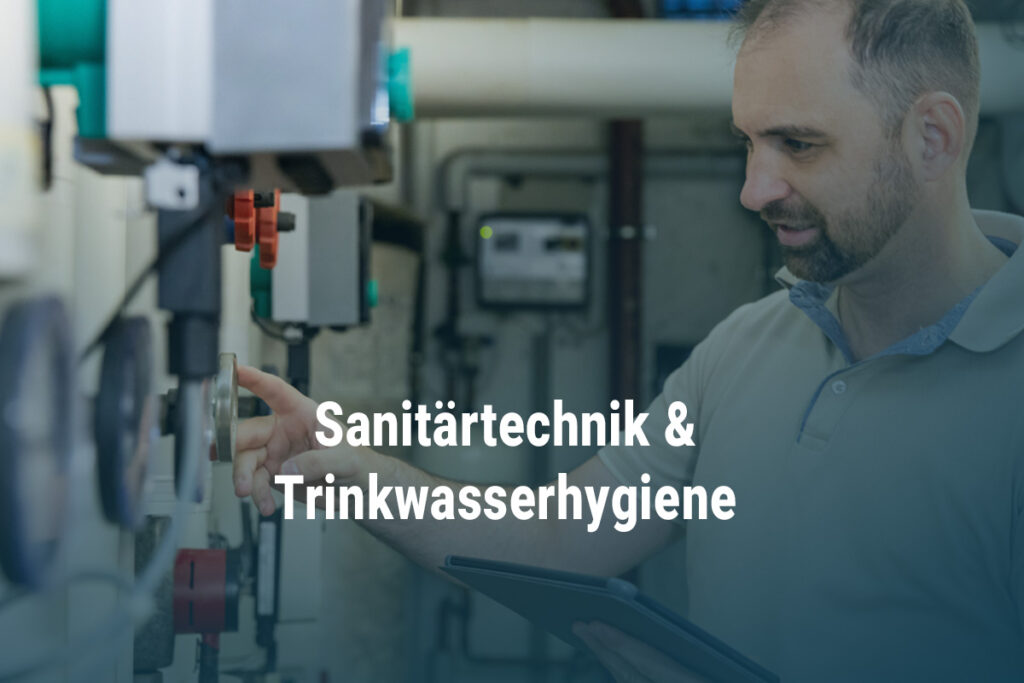 Marcus steht in einem Heizraum und prüft die anlage. Das Bild hat einen blauen Verlauf und die Headline auf dem Bild ist Sanitärtechnik & Trinkwasserhygiene