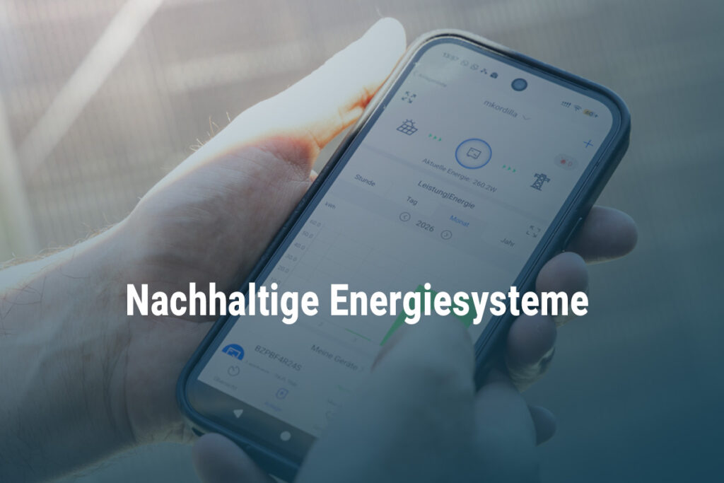 Leistungsbild. man sieht ein Smartphone mit einer App einer Solananlage . Über dem Bild erstreckt sich ein blauer Verlauf und als Headline steht Nachhaltige Energiesysteme