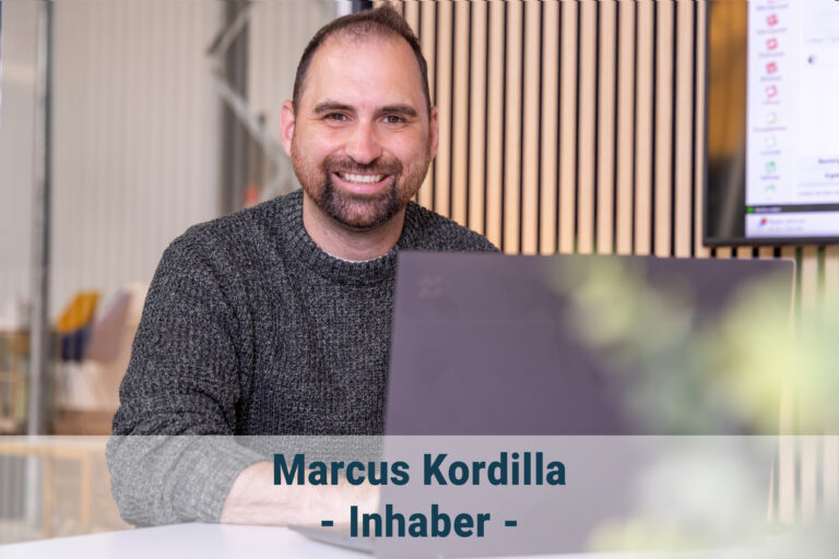 Marcus im Portrait im büro fotografiert am arbeitsplatz